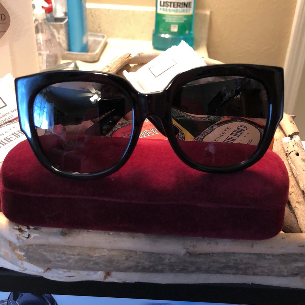 Authentic NWOT Oversized GUCCI! Sunglasses with case, cloth, and dust bag